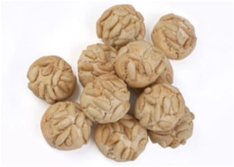 Macaroon w/ pine nuts